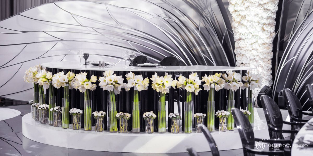 Черные стеклянные столы на свадьбу декор