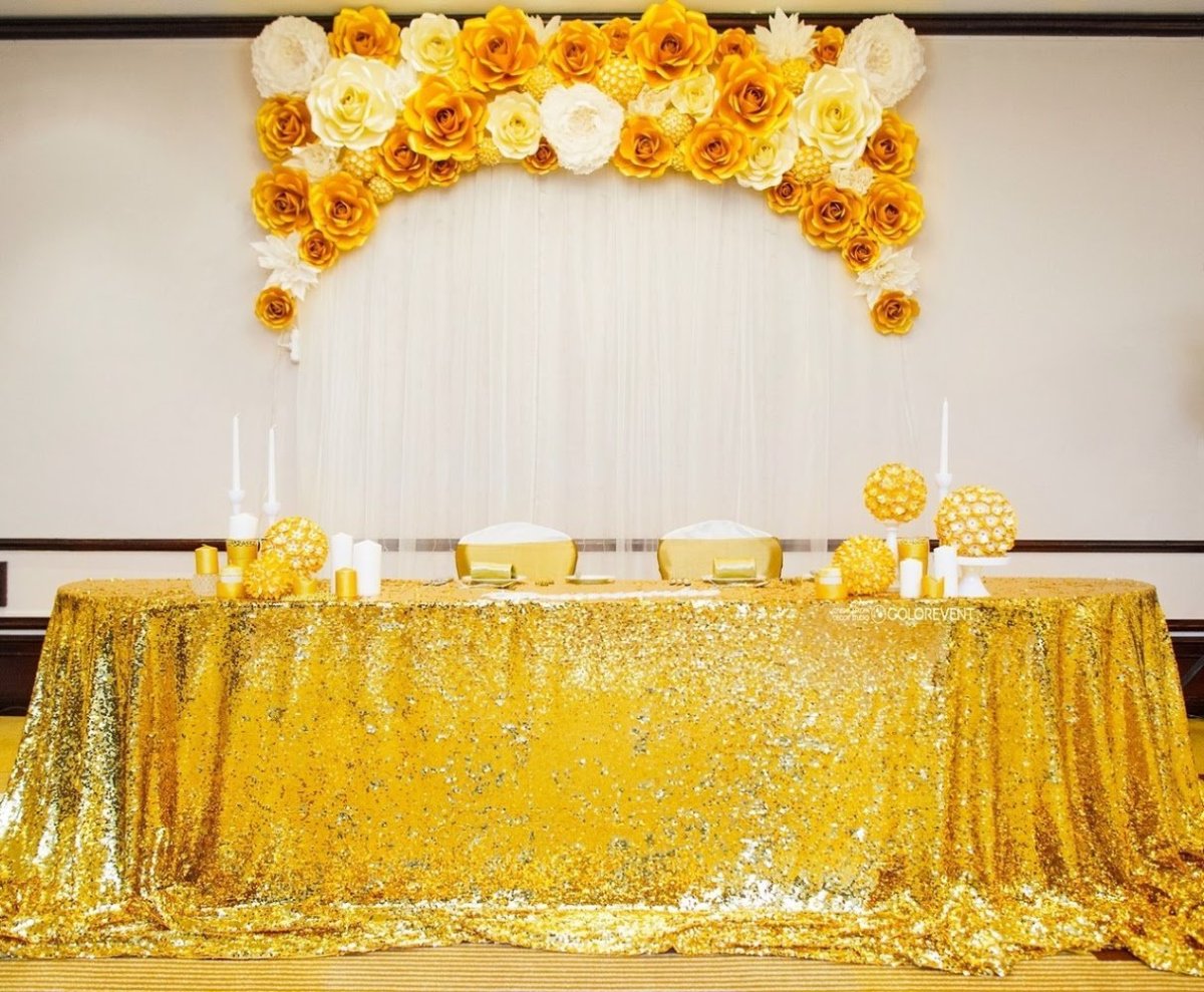 Украшение зала в желтом цвете