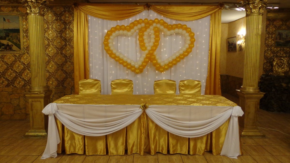 Украшение зала на свадьбу в золотом цвете шарами