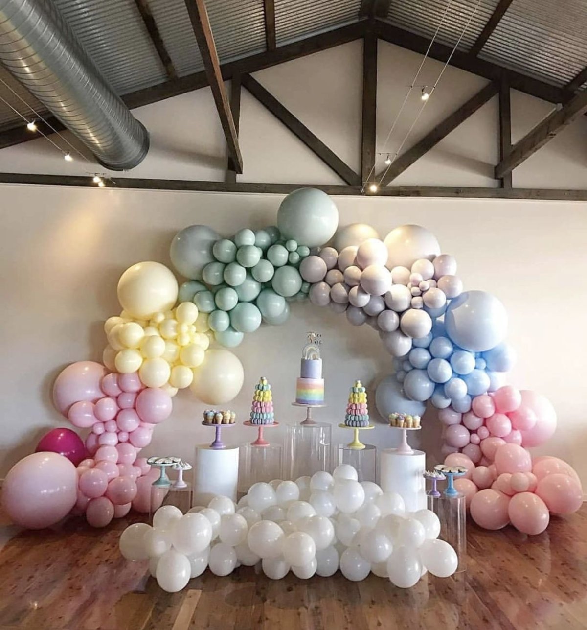 Стильное украшение шарами