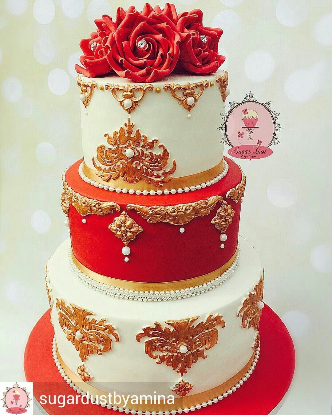 Торт красно золотой. Красивый красный торт. Красный торт с короной. Свадебный торт с короной. Красивые торты с короной.