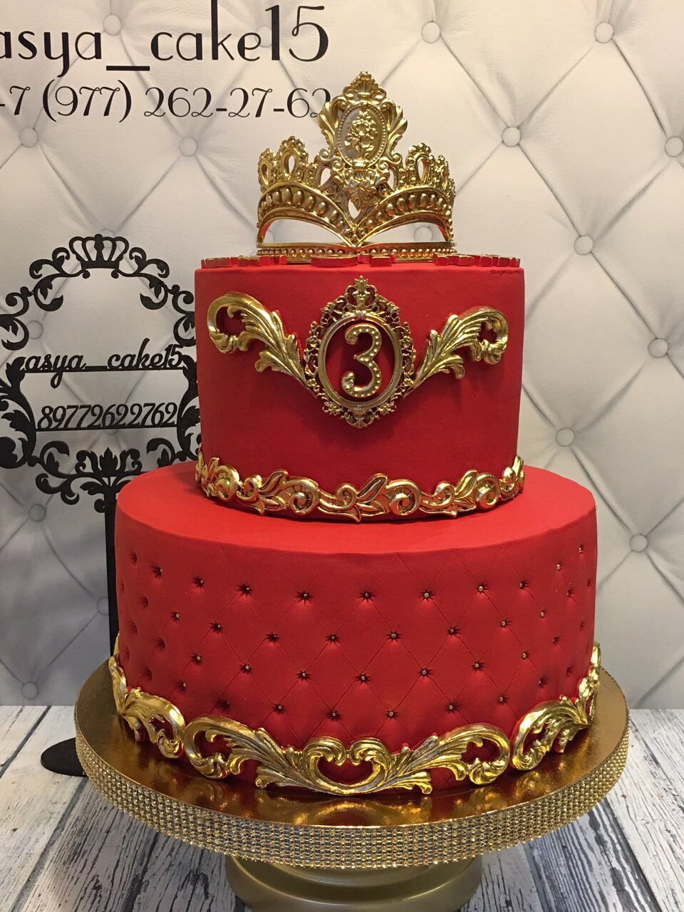Торт красно золотой. Красный торт с короной. Торт с короной для девочки. Красный торт с короной золотой. Тортик с короной для женщины.