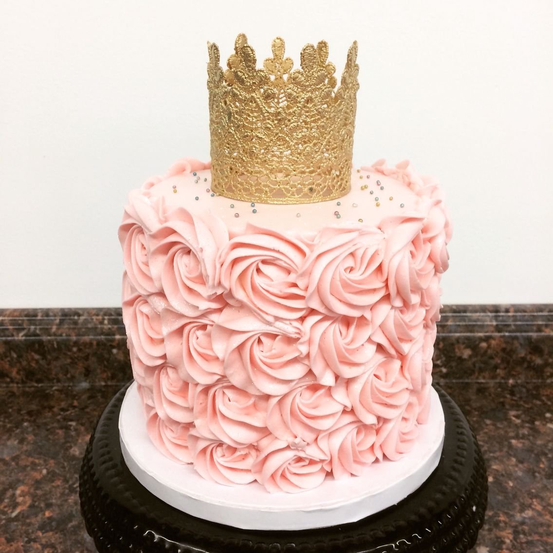 Кремовый торт с короной