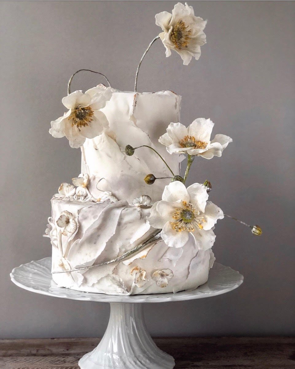 Декор торта цветами живыми и безе