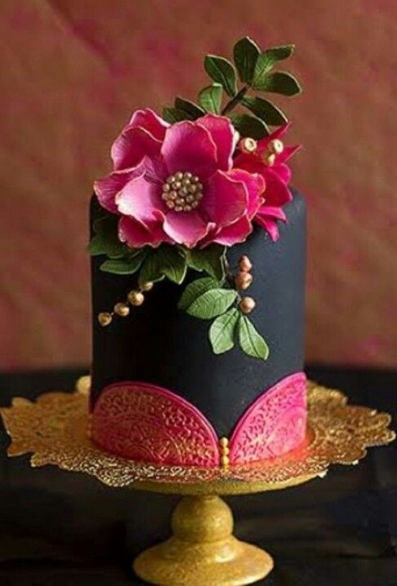 Торт в виде вазы с цветами