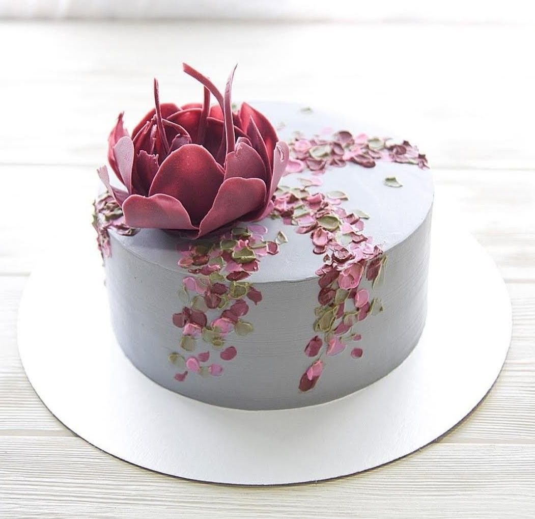 Торт с вазой из изомальта и клубникой