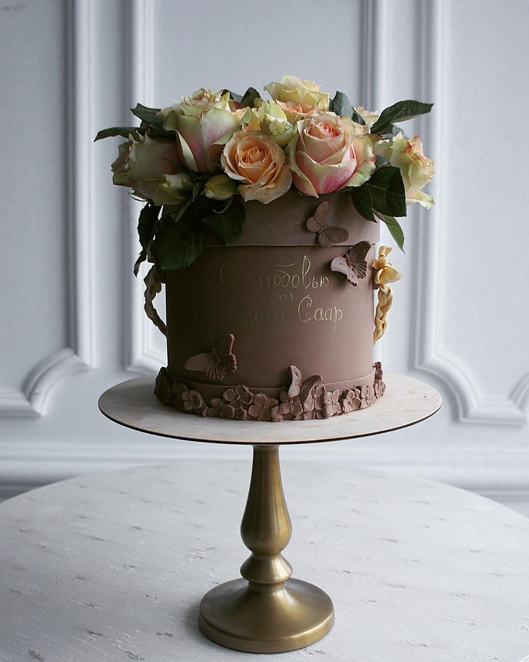 Торт с цветами из крема для женщины