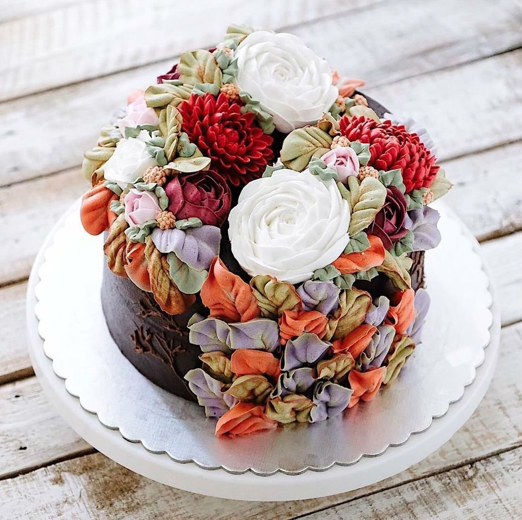 Торт с кремовыми цветами