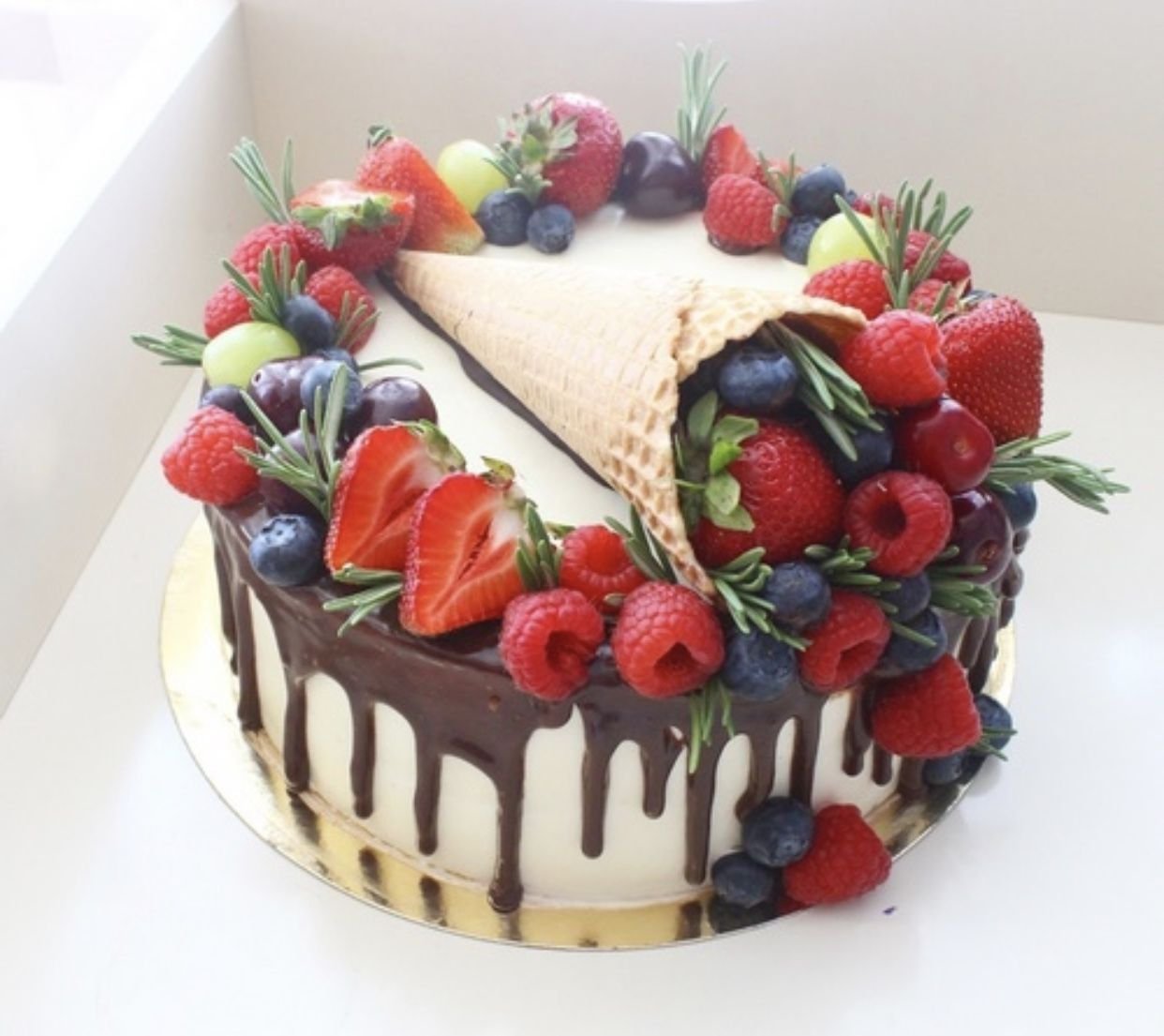 Торты маме на заказ. Красивые торты. Украшение торта ягодами. Украшение торта рожками вафельными. Красивые торты на день рождения.
