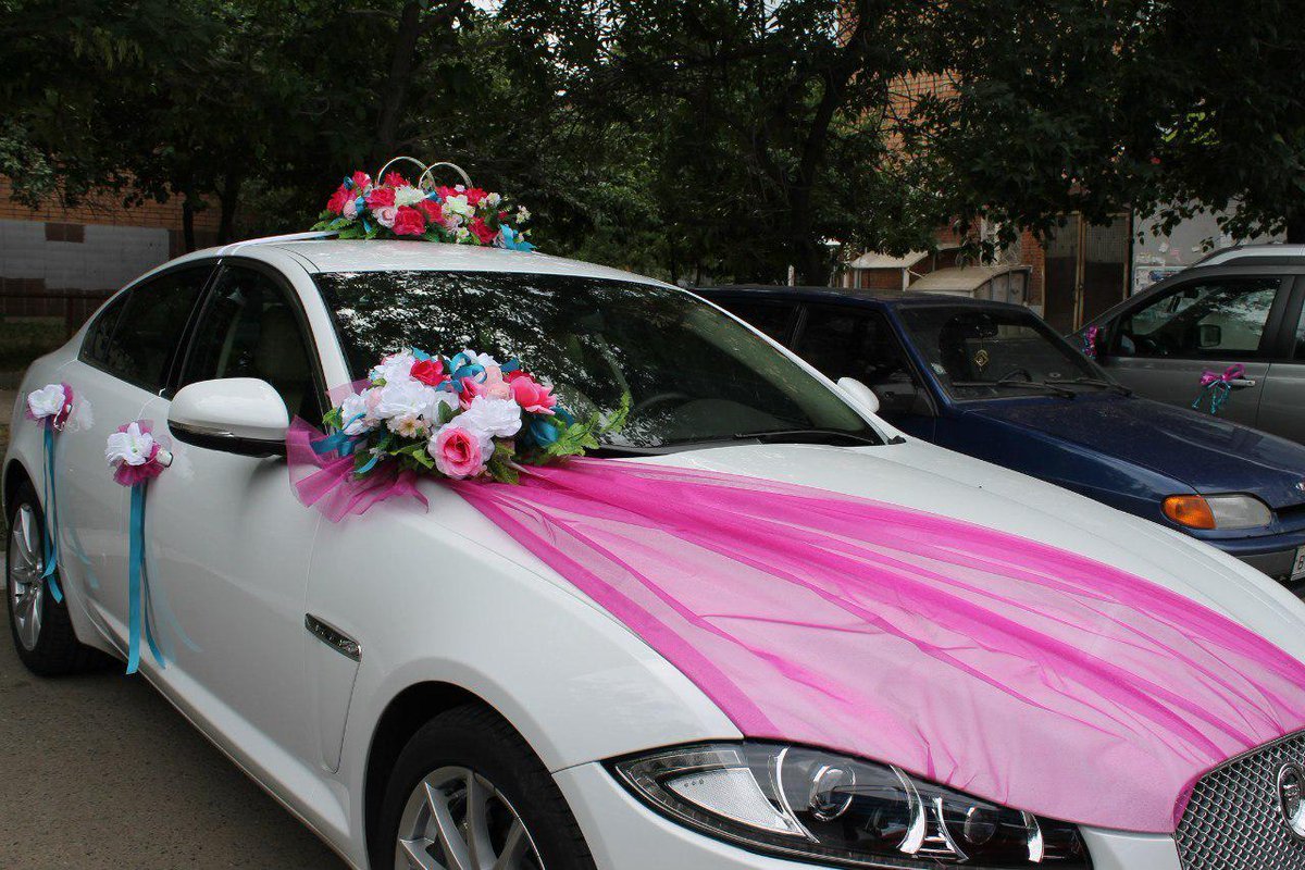 Украшение белой машины на свадьбу