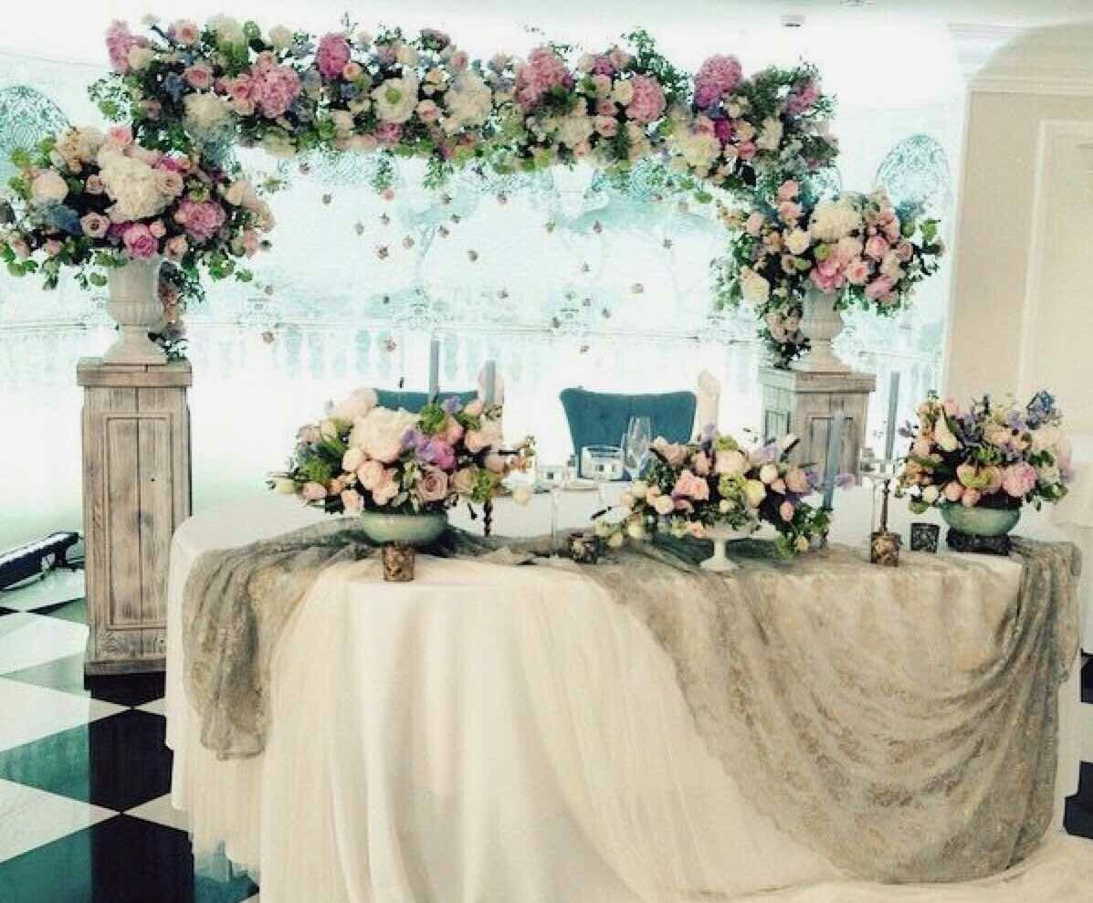 Стильное украшение зоны молодых