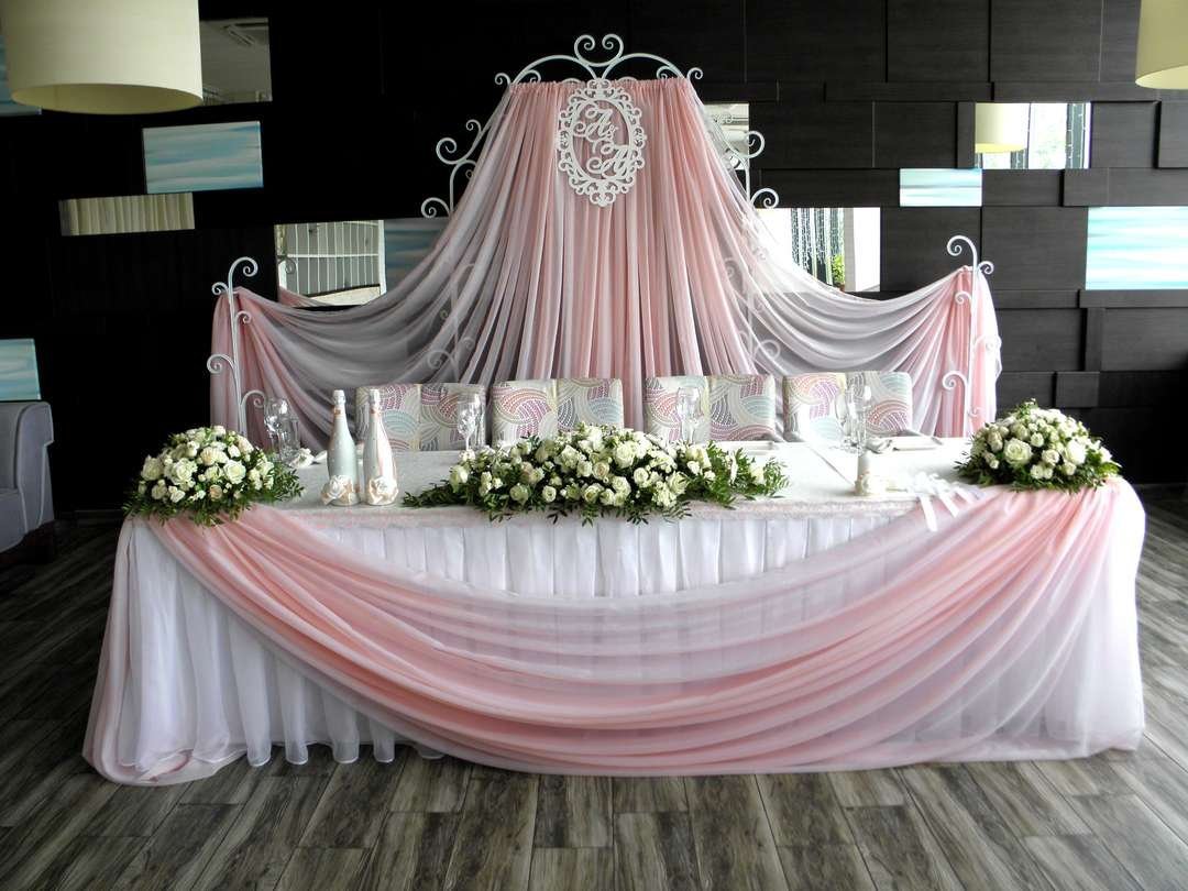 Украшение стола молодоженов на свадьбу