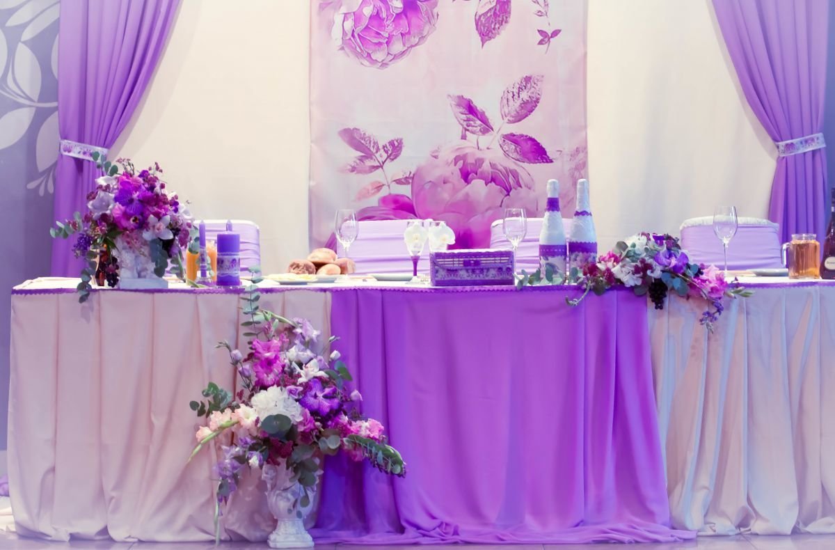 Украшение зала на свадьбу в сиреневом цвете
