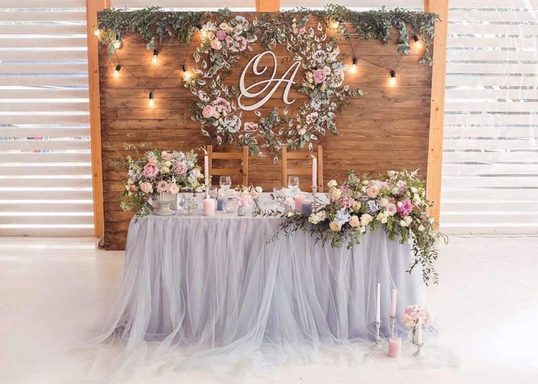 Украшение свадебного Президиума с деревянной стеной