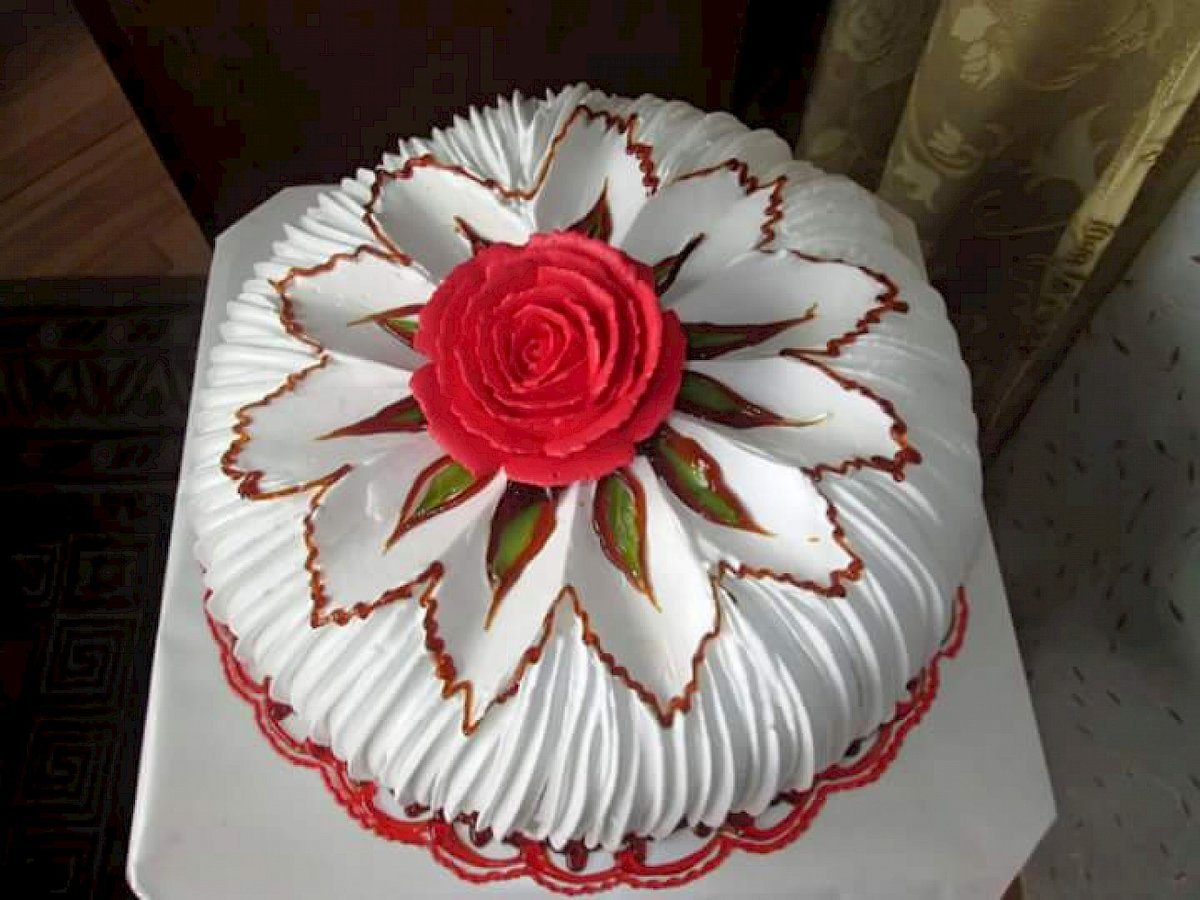 Украшение торта белковым кремом