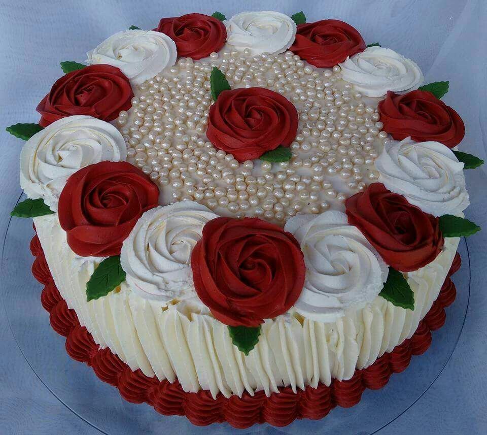 Торт украшенный кремом