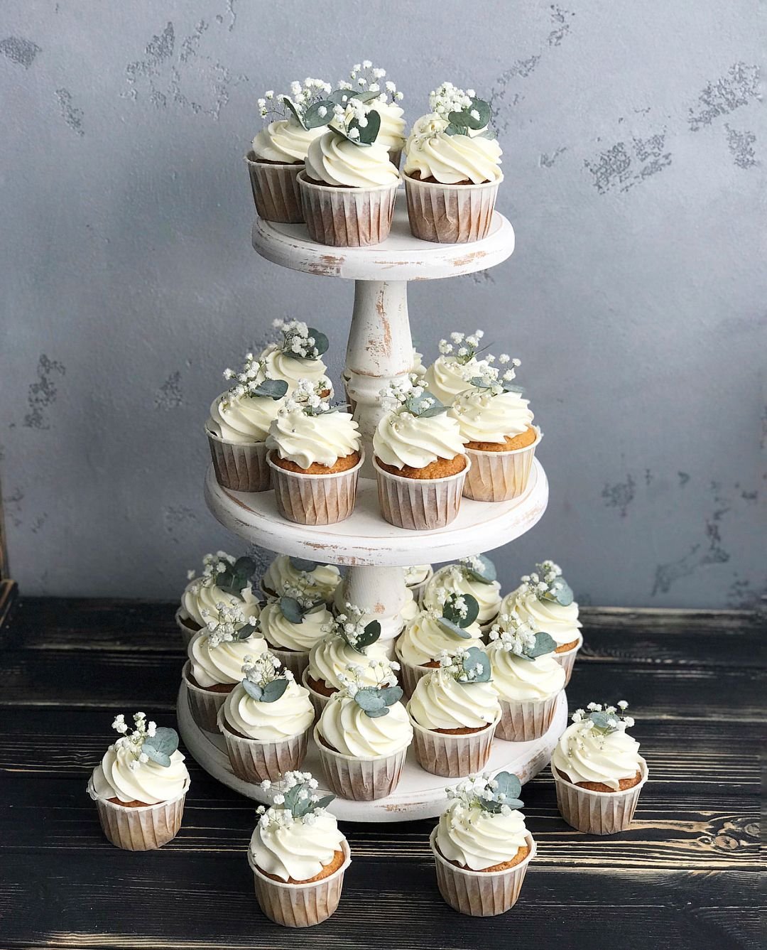Торт с капкейками на свадьбу