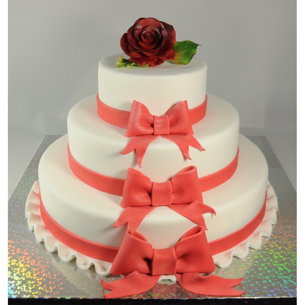 Торт на день рождения с бантиком