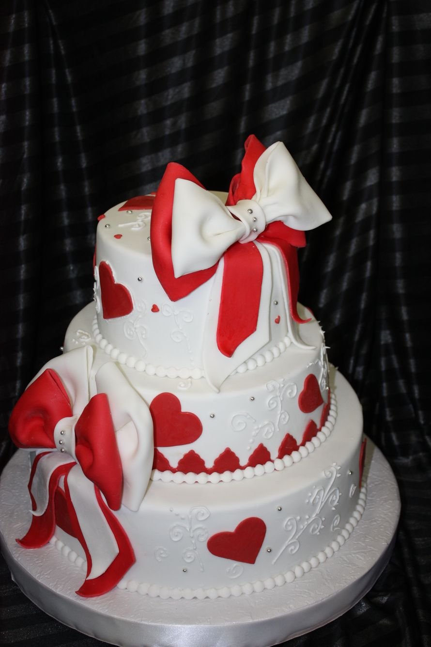 Торт красно белый