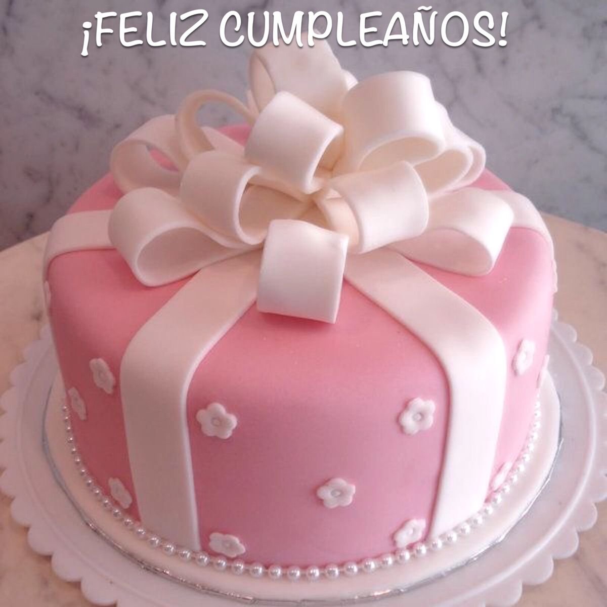 Торты украшенные розовыми розами или ромашками с жемчугом