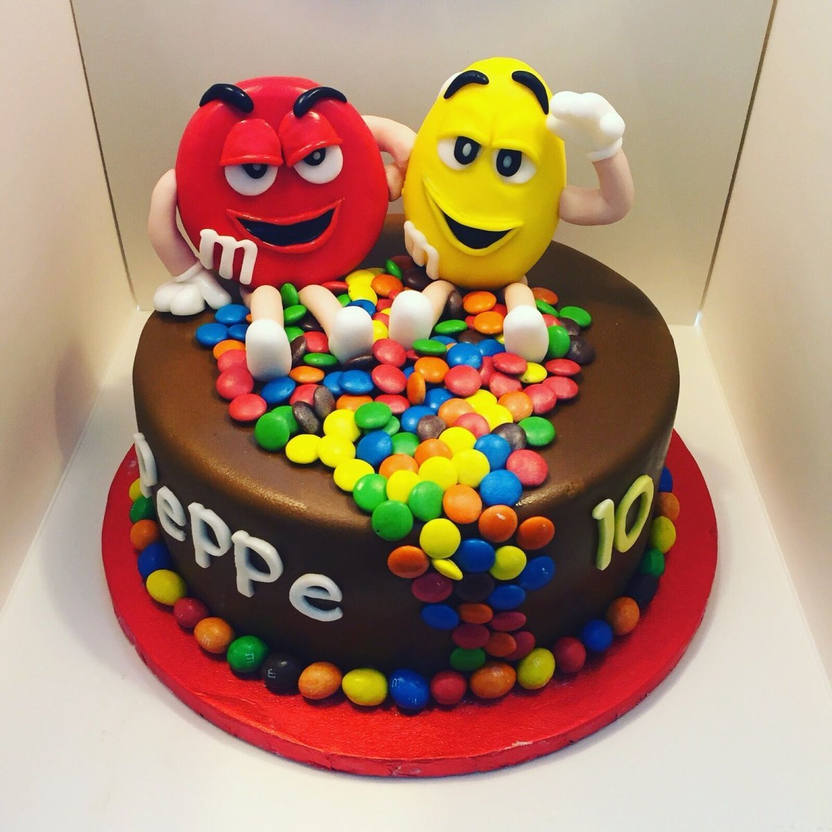 Торт с кит кат и ммдемс