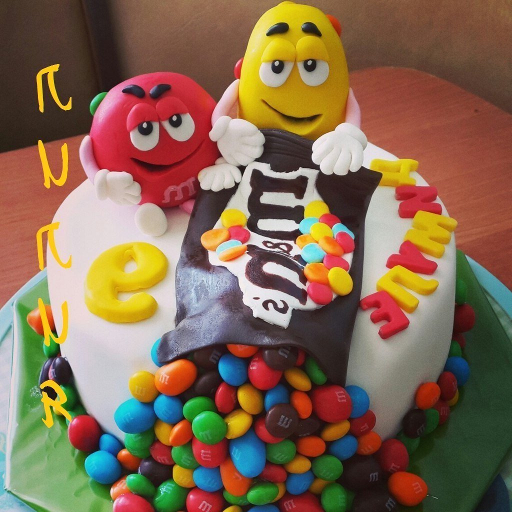 Ммдемс на торте с табличкой в руках