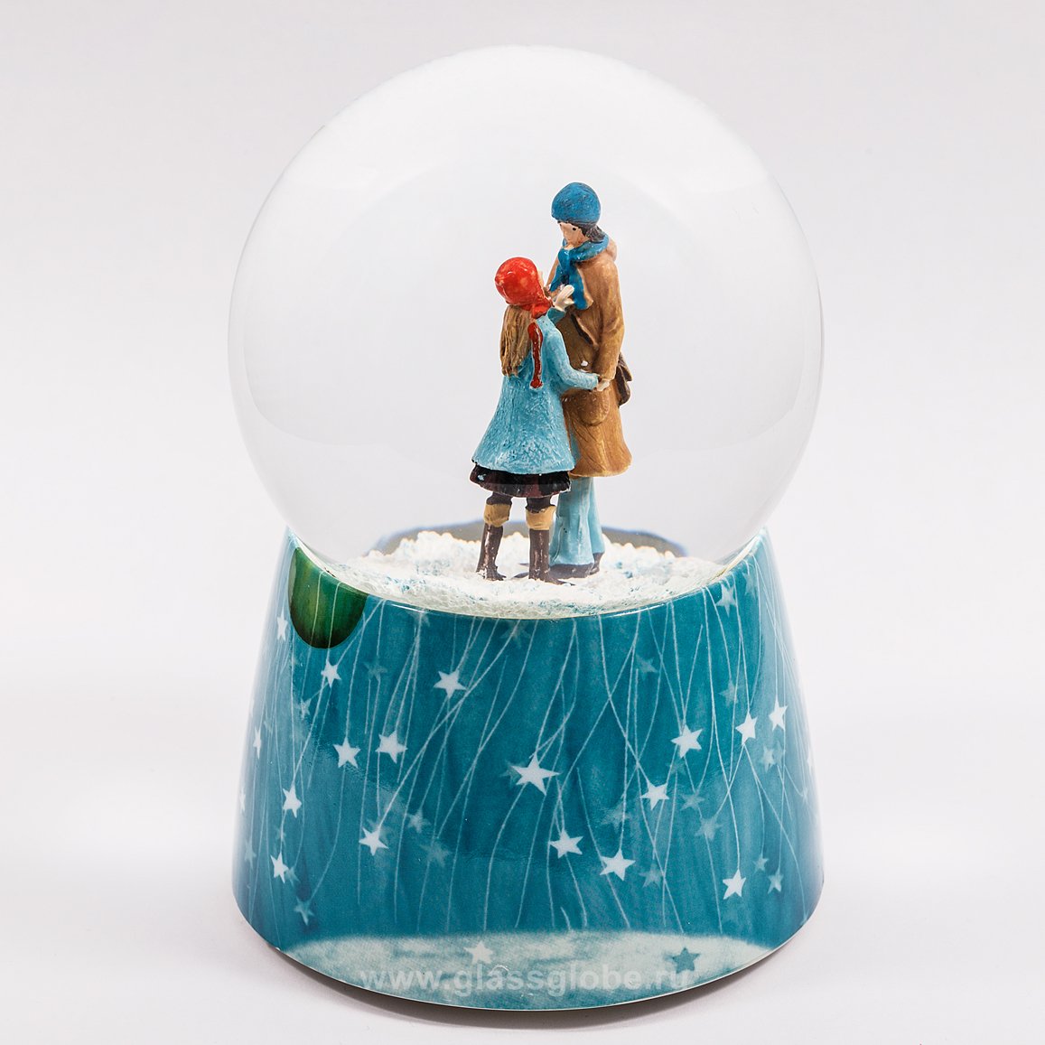 Стеклянный снежный шар со снегом
