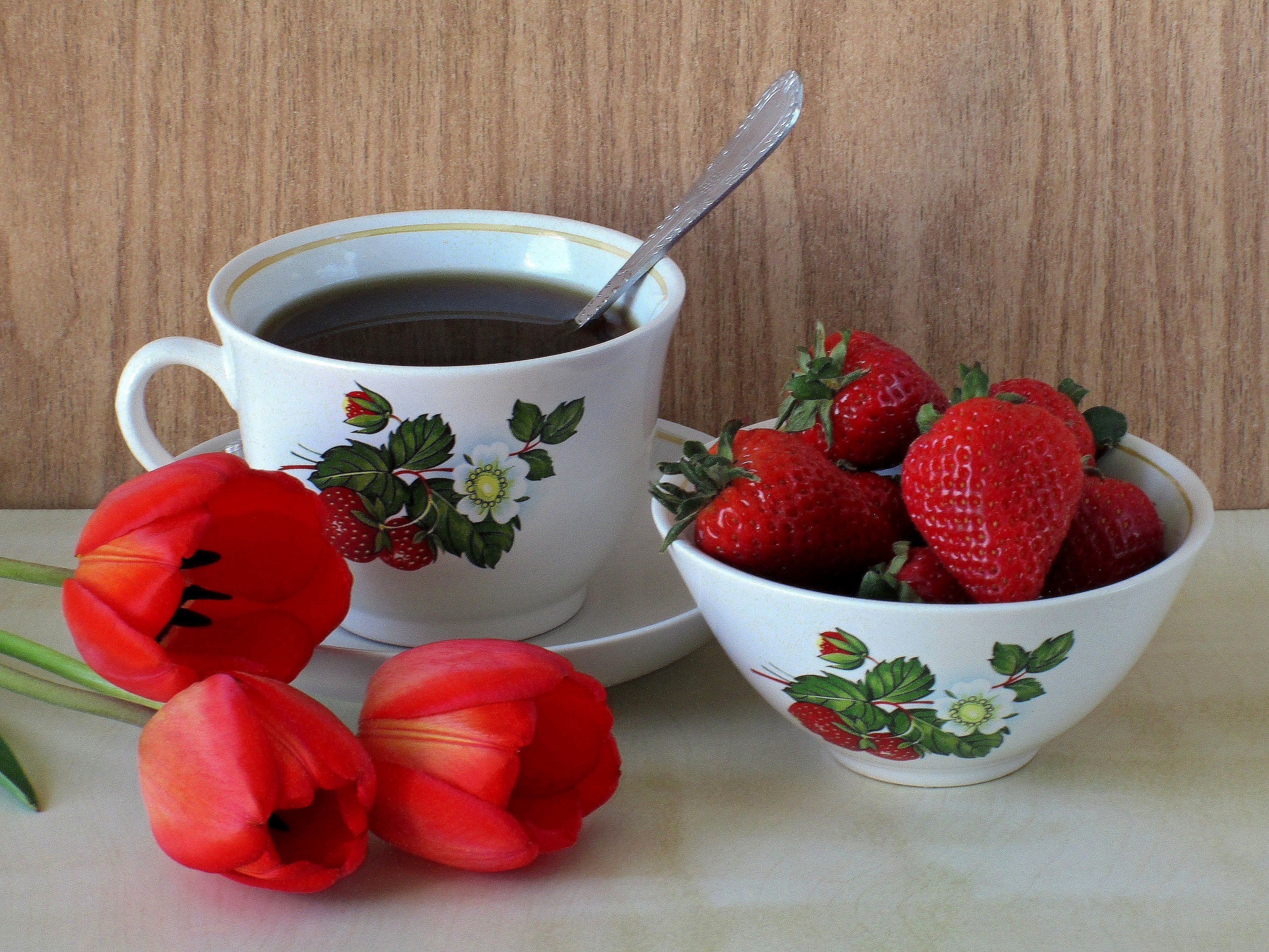 Доброе утро картинки необычные добро красивые. Чай с клубникой. Чай с земляникой. С добрым утром. С добрым утром вторника.