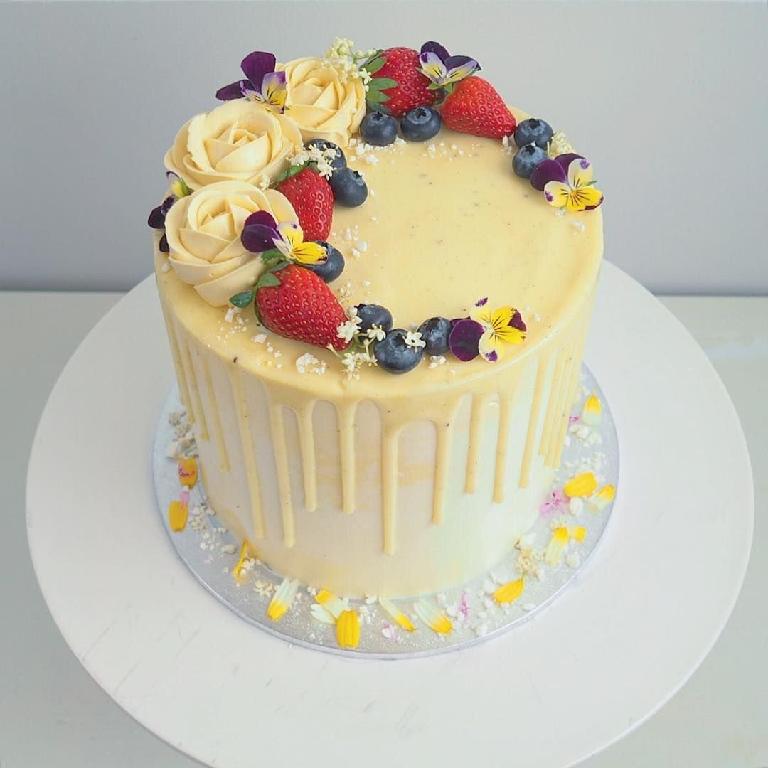 Медовик с клубникой и голубикой