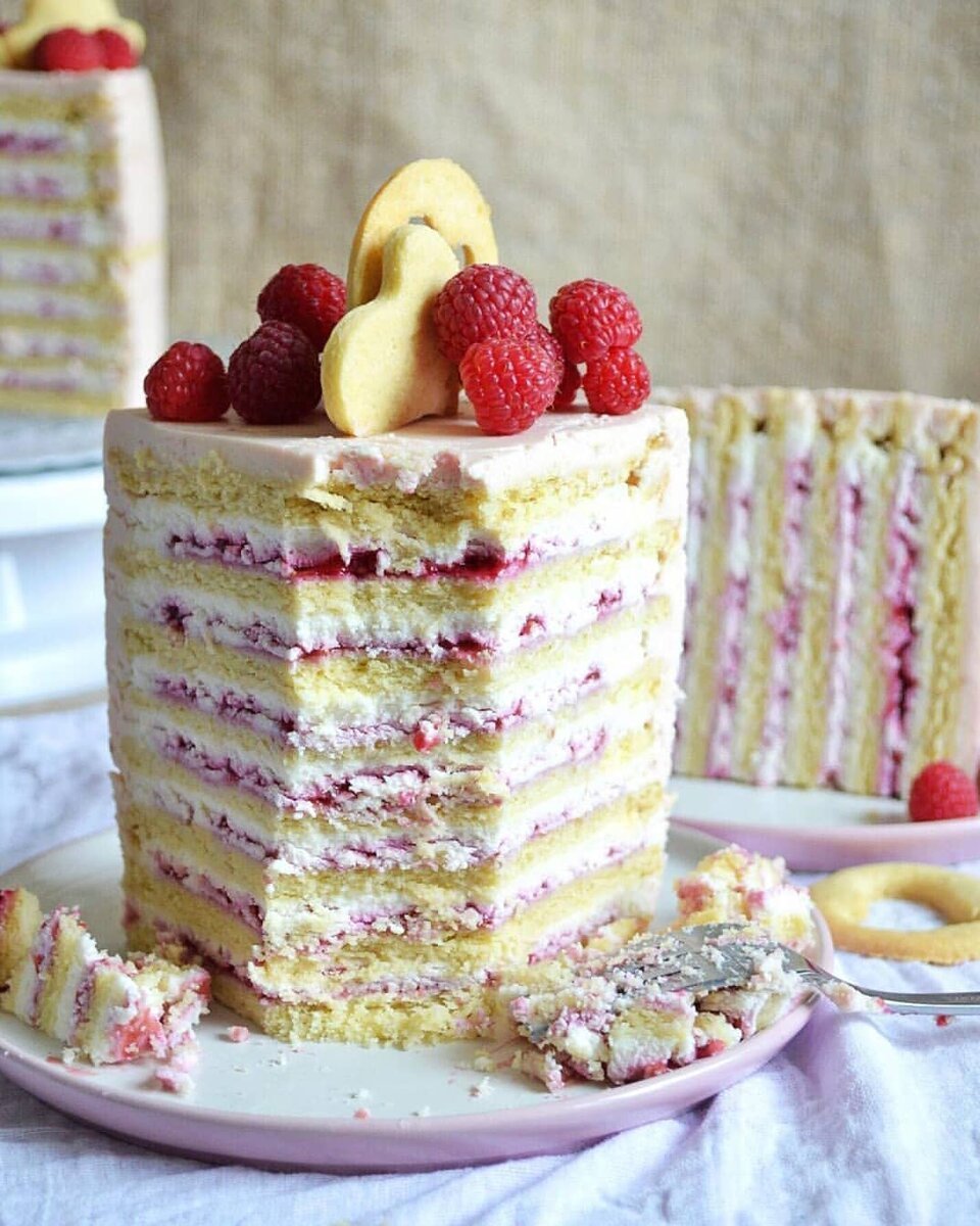 Торт с подтеками и клубникой