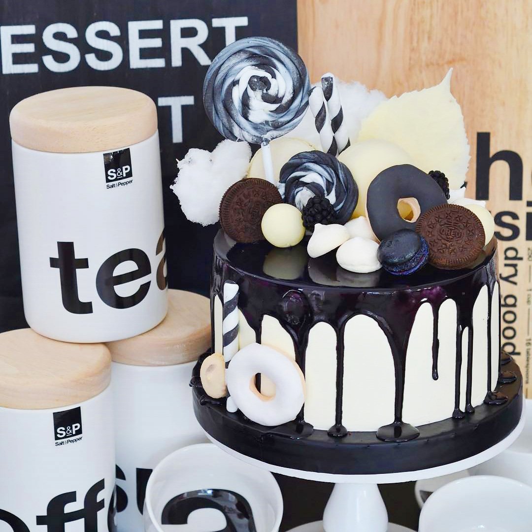 Черно белый торт для мальчика