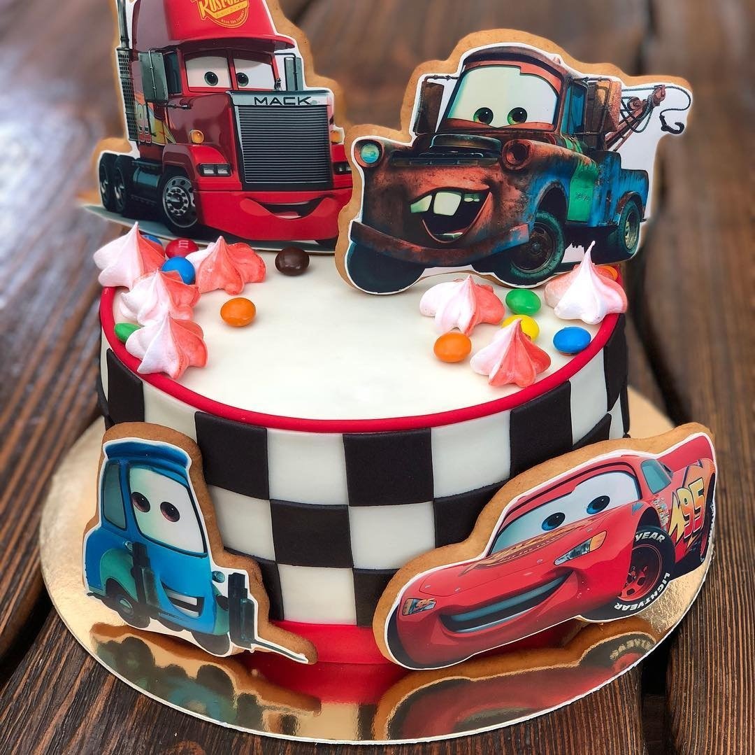 Торт с печеньками машинками