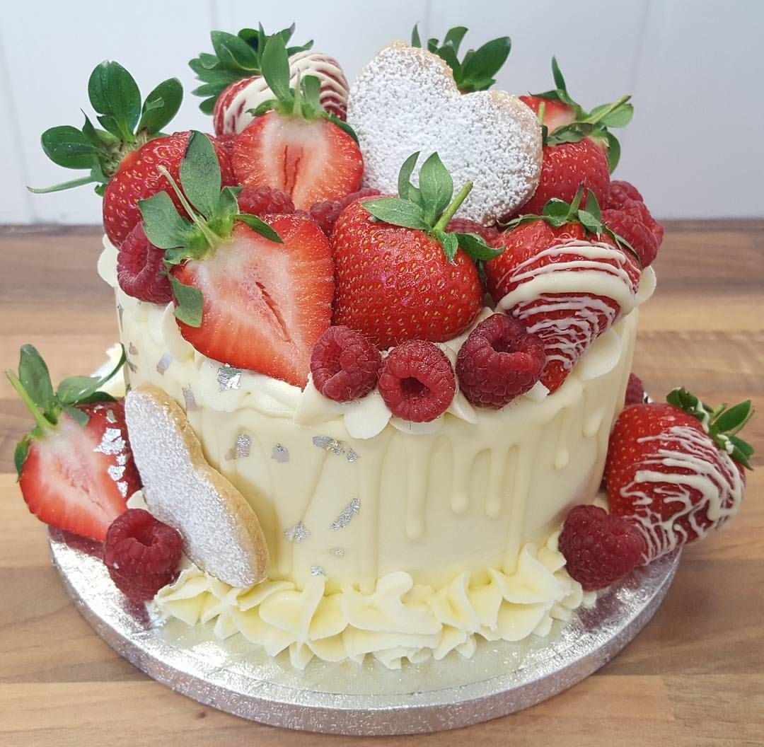 Торт корзина с ягодами