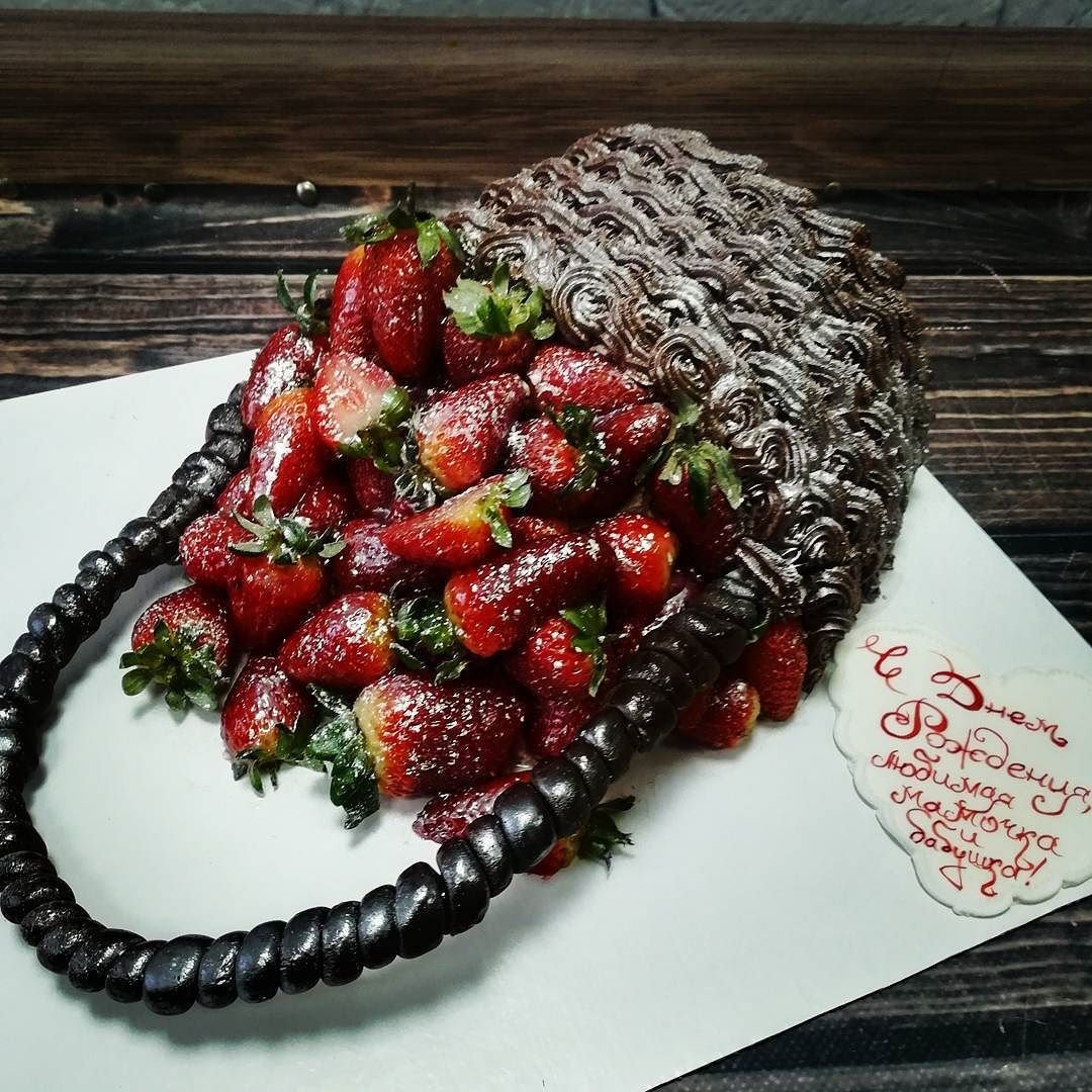 Корзинка с цветами фруктами ягодами