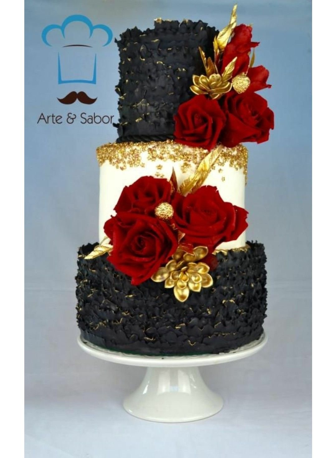 Торт красно золотой. Черно красный торт. Черный торт. Черный торт с золотом и красным. Торт в красно черно золотой.