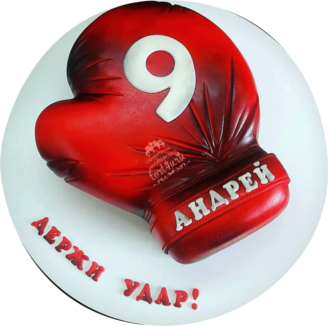 Торт с ягодами и фигурками