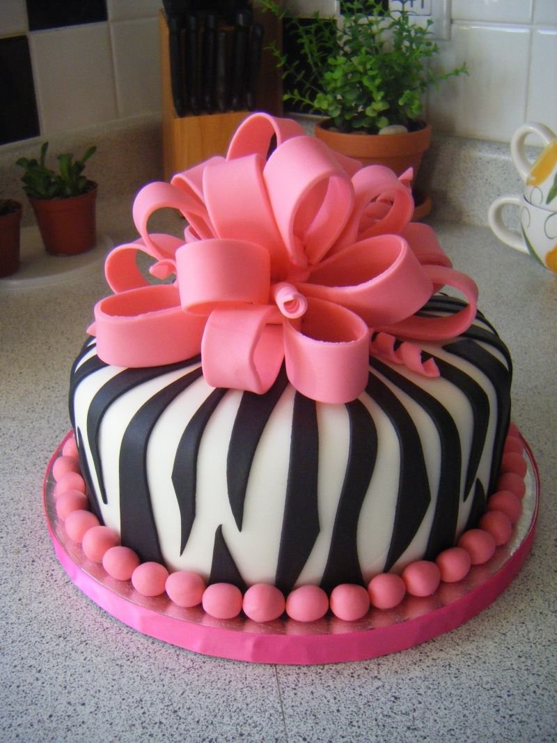 Стильное украшение торта