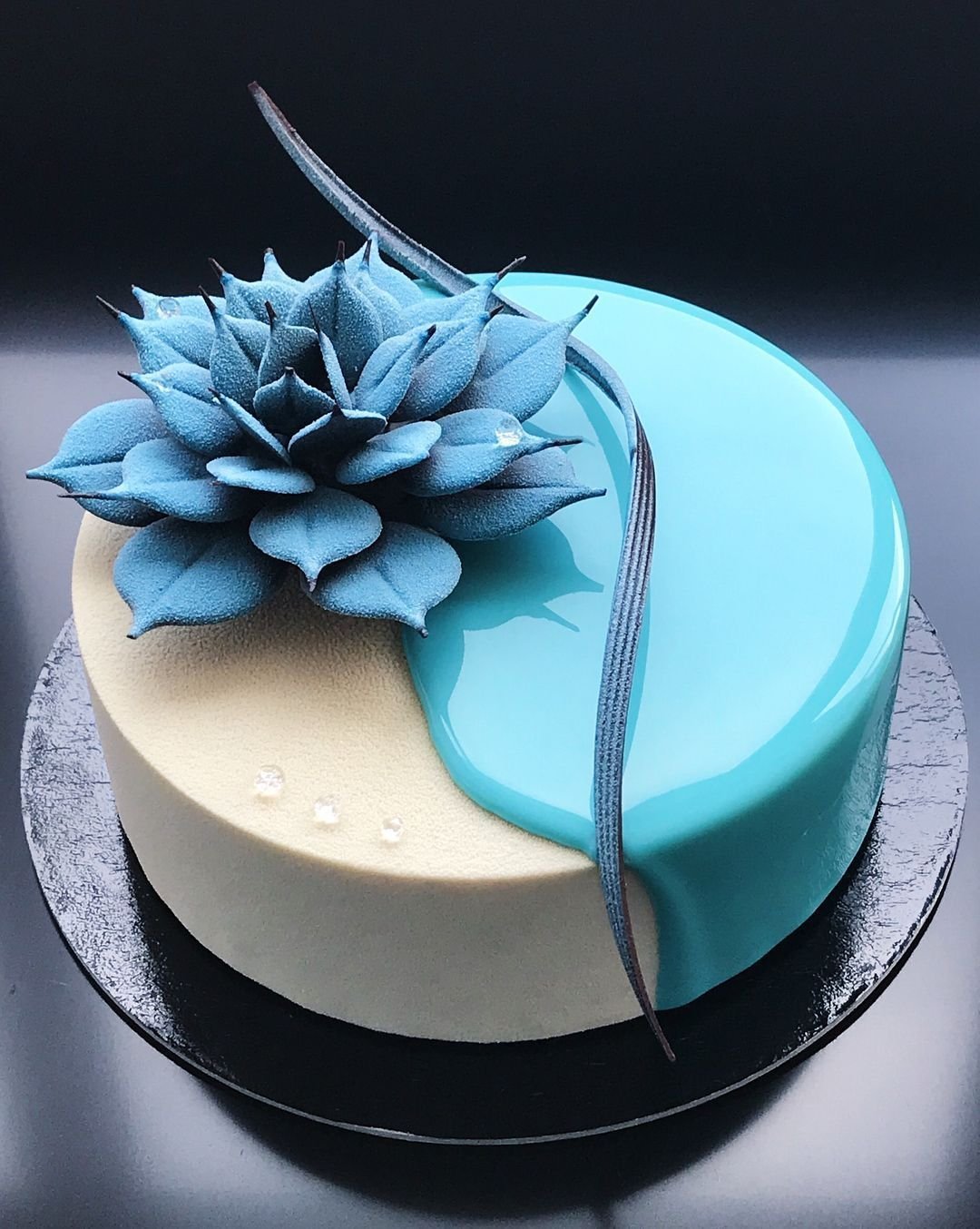 Торт с мастичными розами