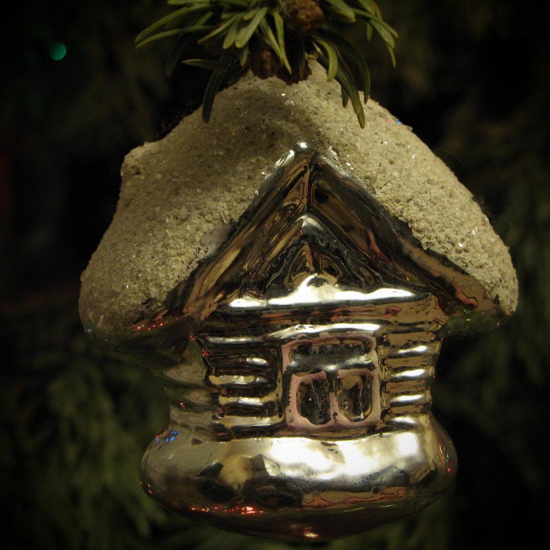 Елка с игрушками