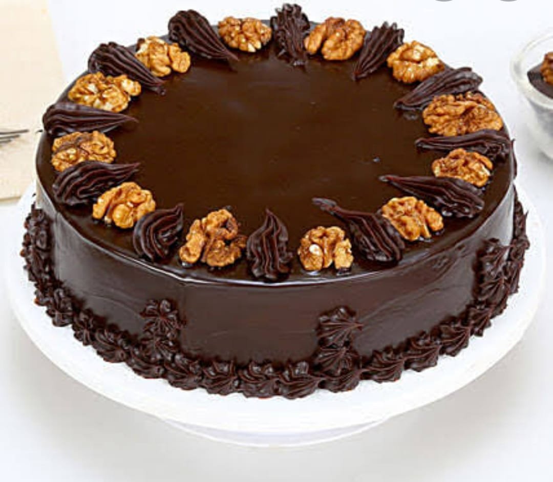 Шоколадный торт с орехами