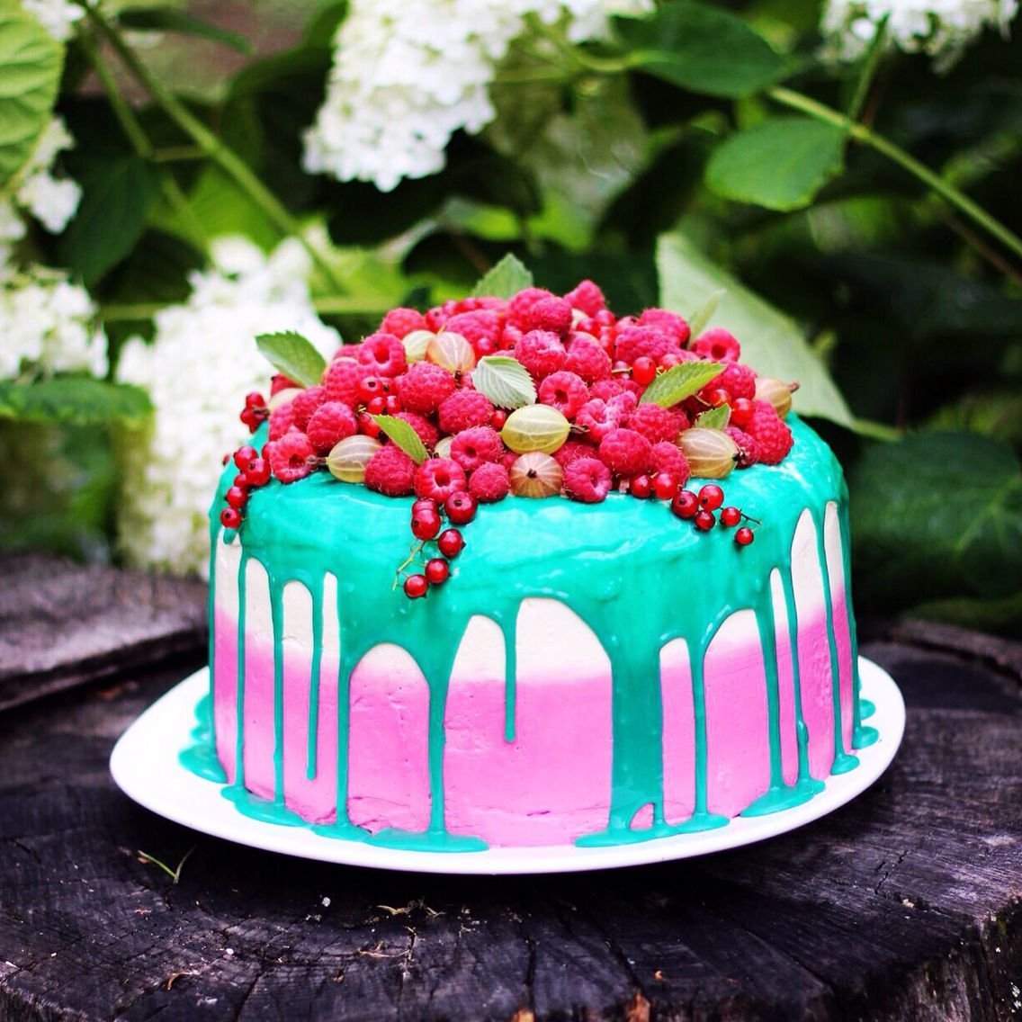 Торт с ягодами сверху декор синий