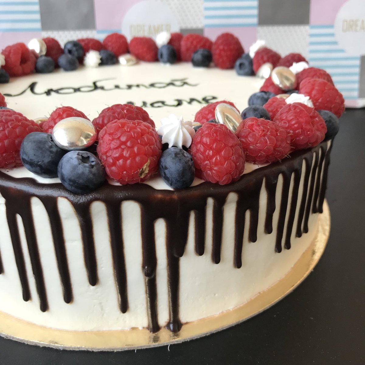 Торт с ягодами и шоколадом