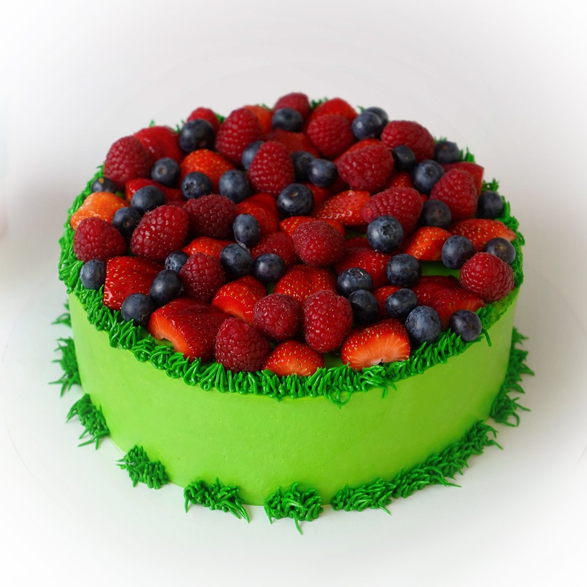 Торт с шарами и ягодами