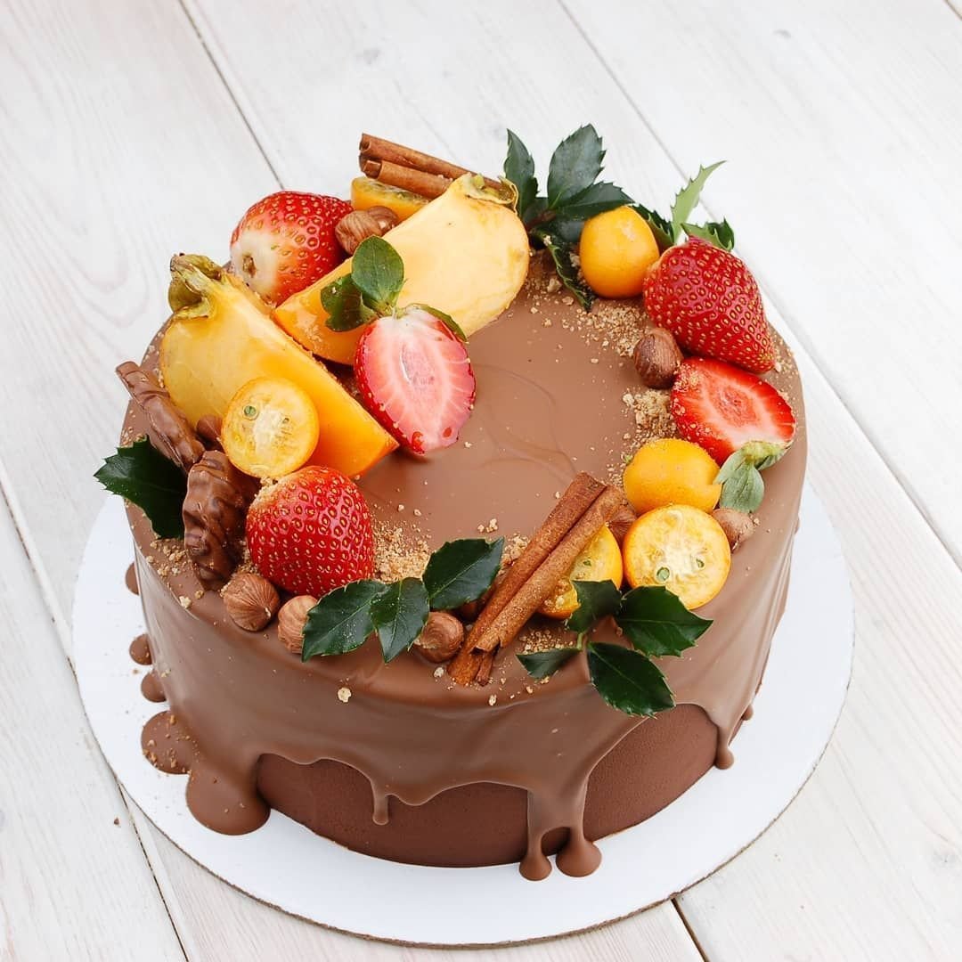 Двухъярусный торт с ягодами