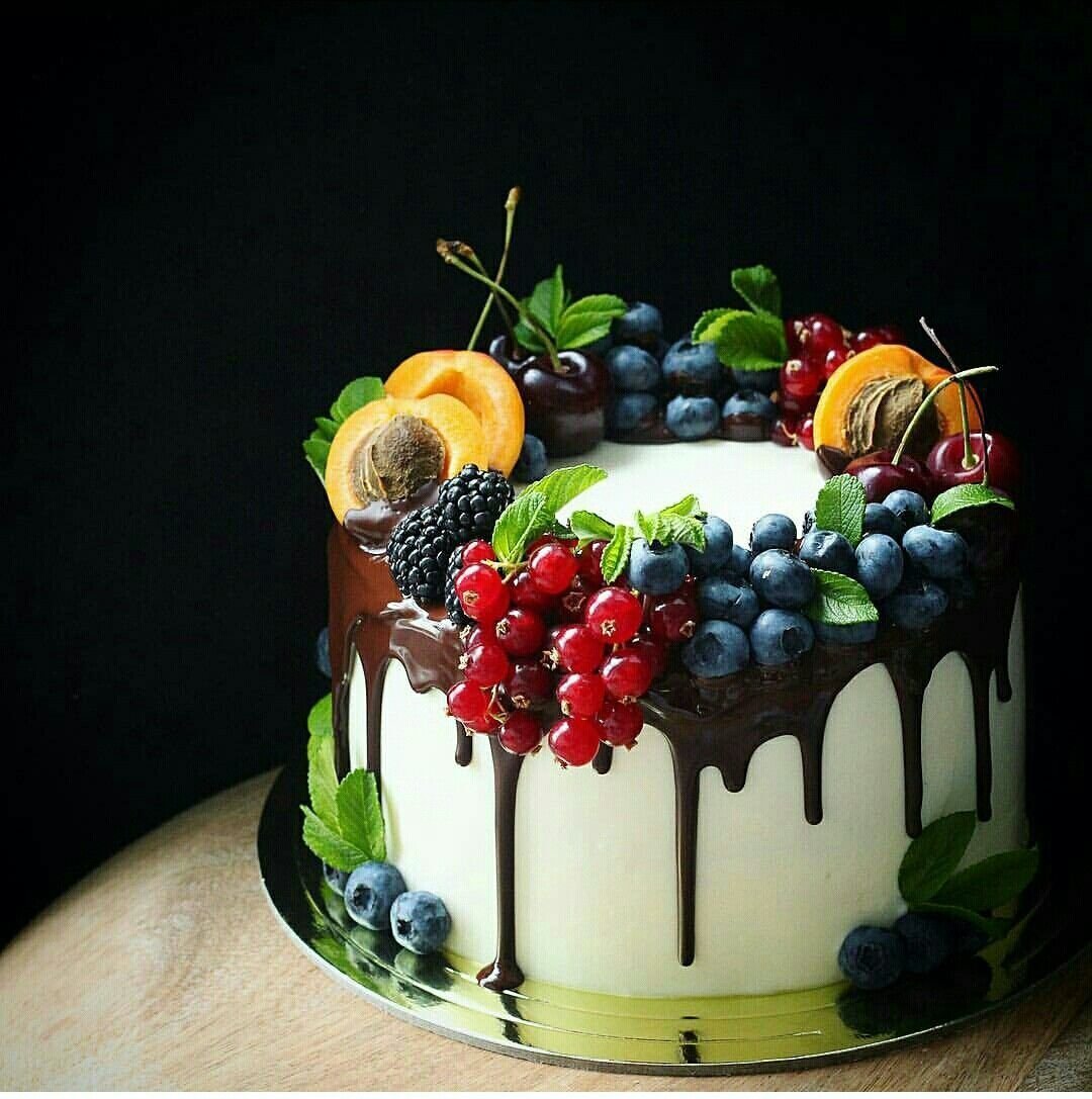 Торт с ягодным декором