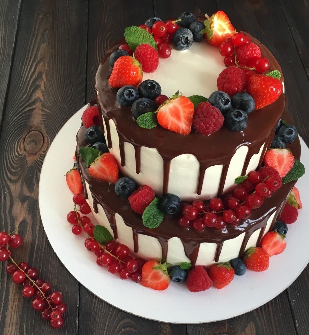 Мужской торт с ягодами