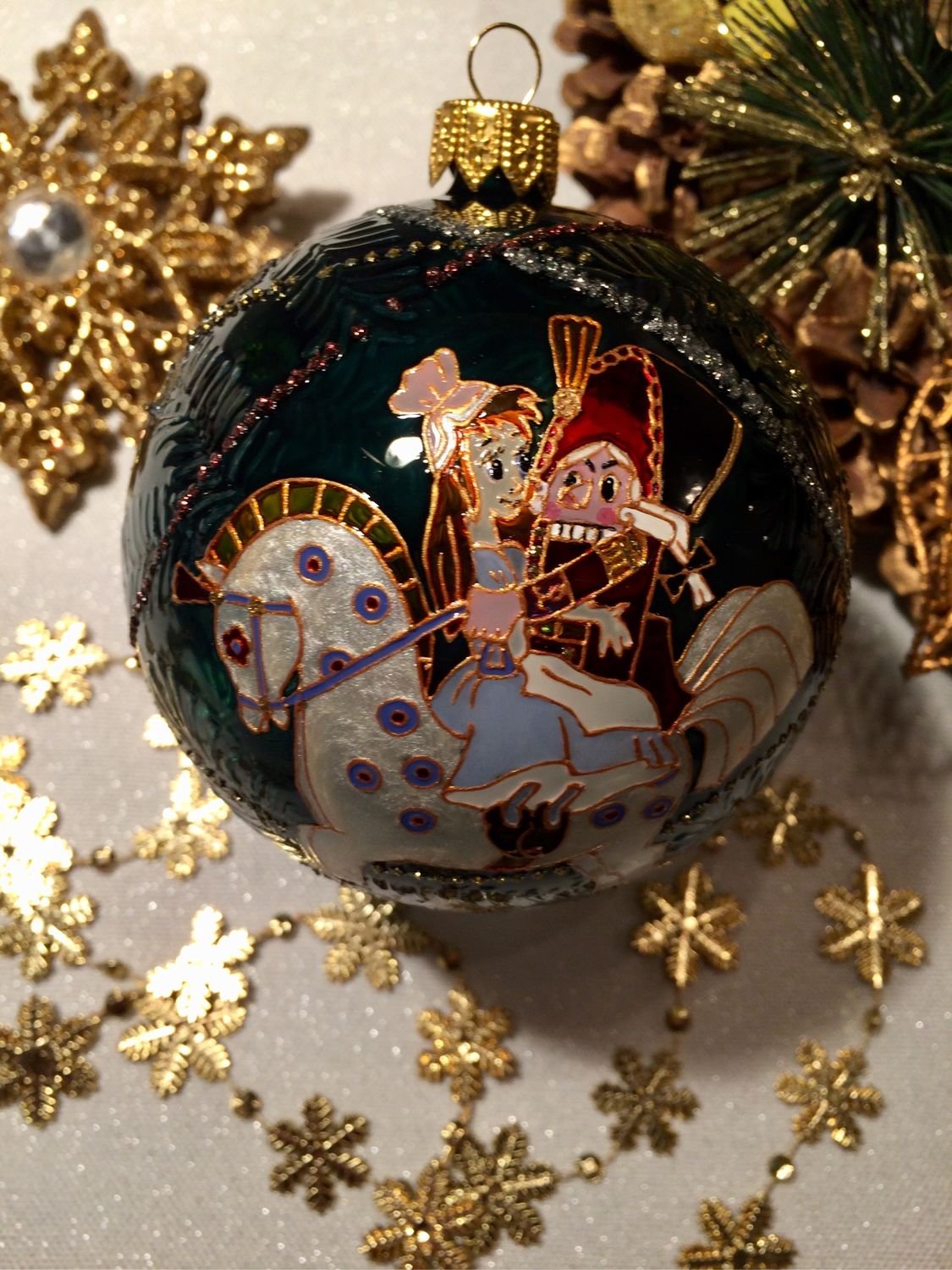 Расписные елочные игрушки