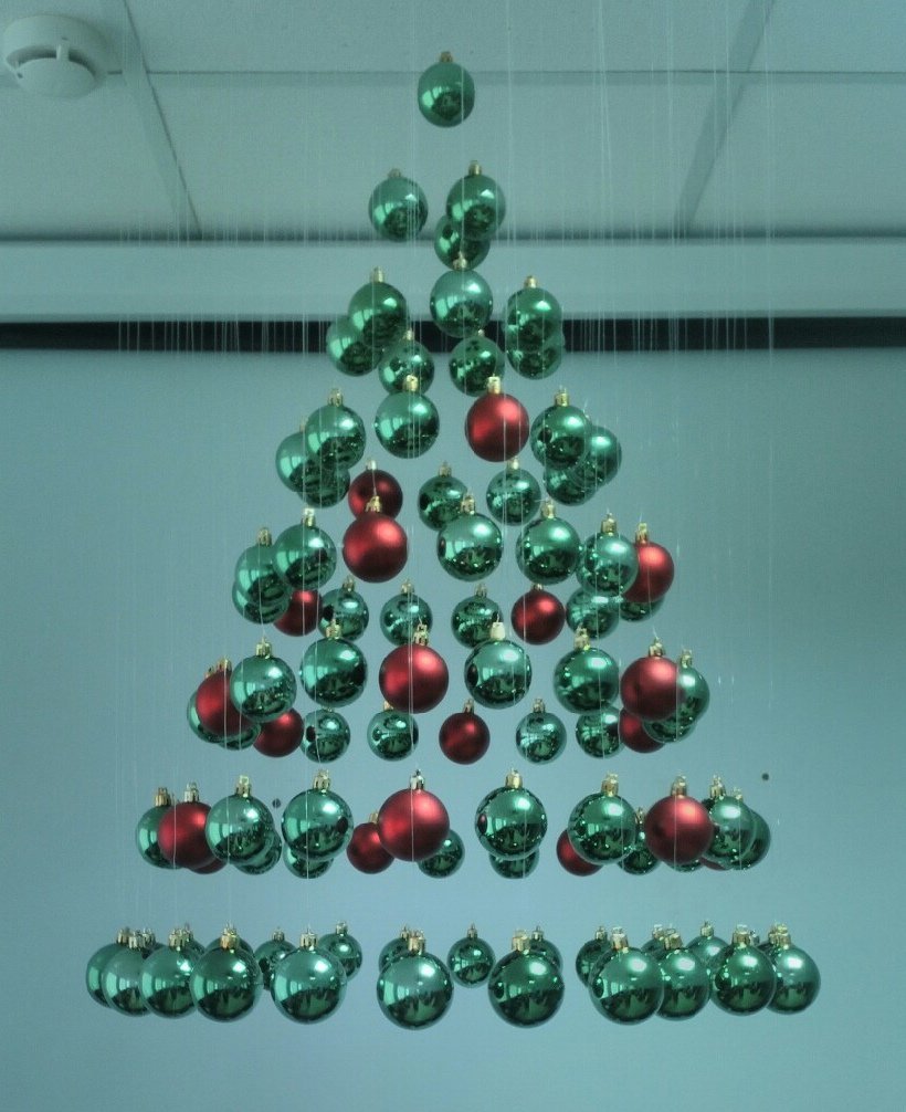 Подвесная елка из шариков