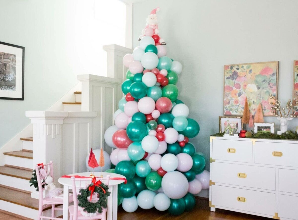 Елка с розовыми шарами