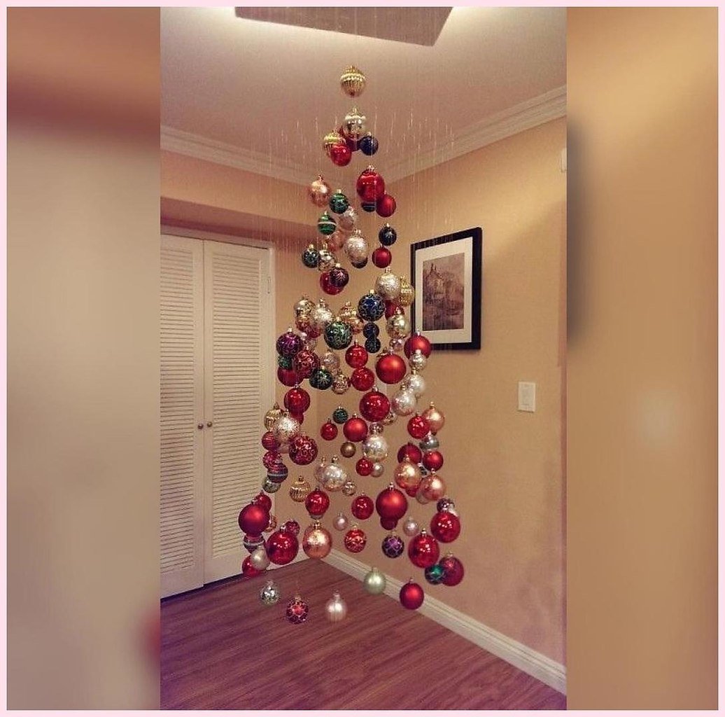 Украшение из елочных шаров